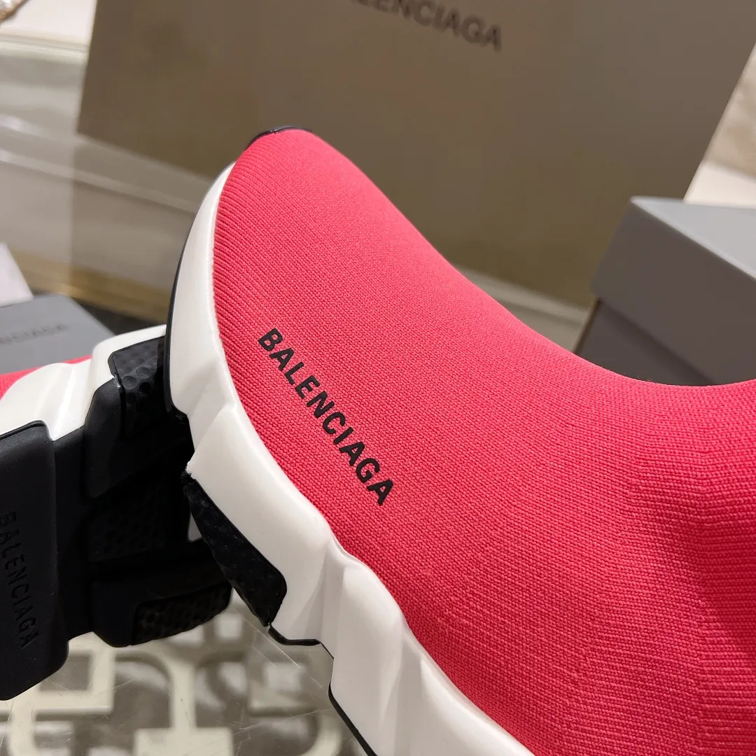 👟👟Ex-factory price 400👟👟 Balenciaga classic sock boots, originally produced by the factory, purchasing agent level. The latest original outsole mold, (TPU ten-vacuum outsole, the highest version on the market, please do not compare prices with TPR outsole, don’t bother if you don’t know the product) The black, white and red three-color vacuum sole shows high-end luxury. •Upper: elastic fly weave double-layer composite gold wire high-elastic knitted mesh cotton •Inner lining: imported double-sided velvet, which is comfortable and resilient to shape •Insole: original imported terry cloth, breathable but not fading •Sole: TPU ten-vacuum outsole (to eliminate pores) •Packaging: full set of packaging (certificate, invoice, cloth bag, handbag) •Size: 34-45 standard code (34, 45, 46.47 can be customized and are not returnable)